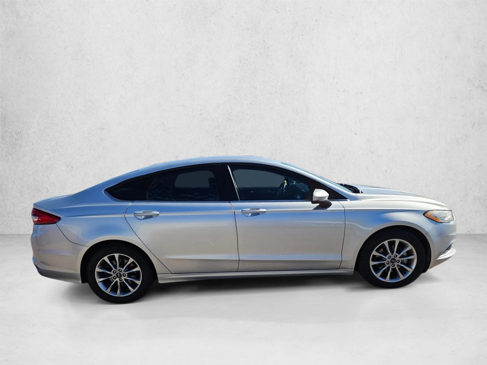 2017 Ford Fusion SE photo 4