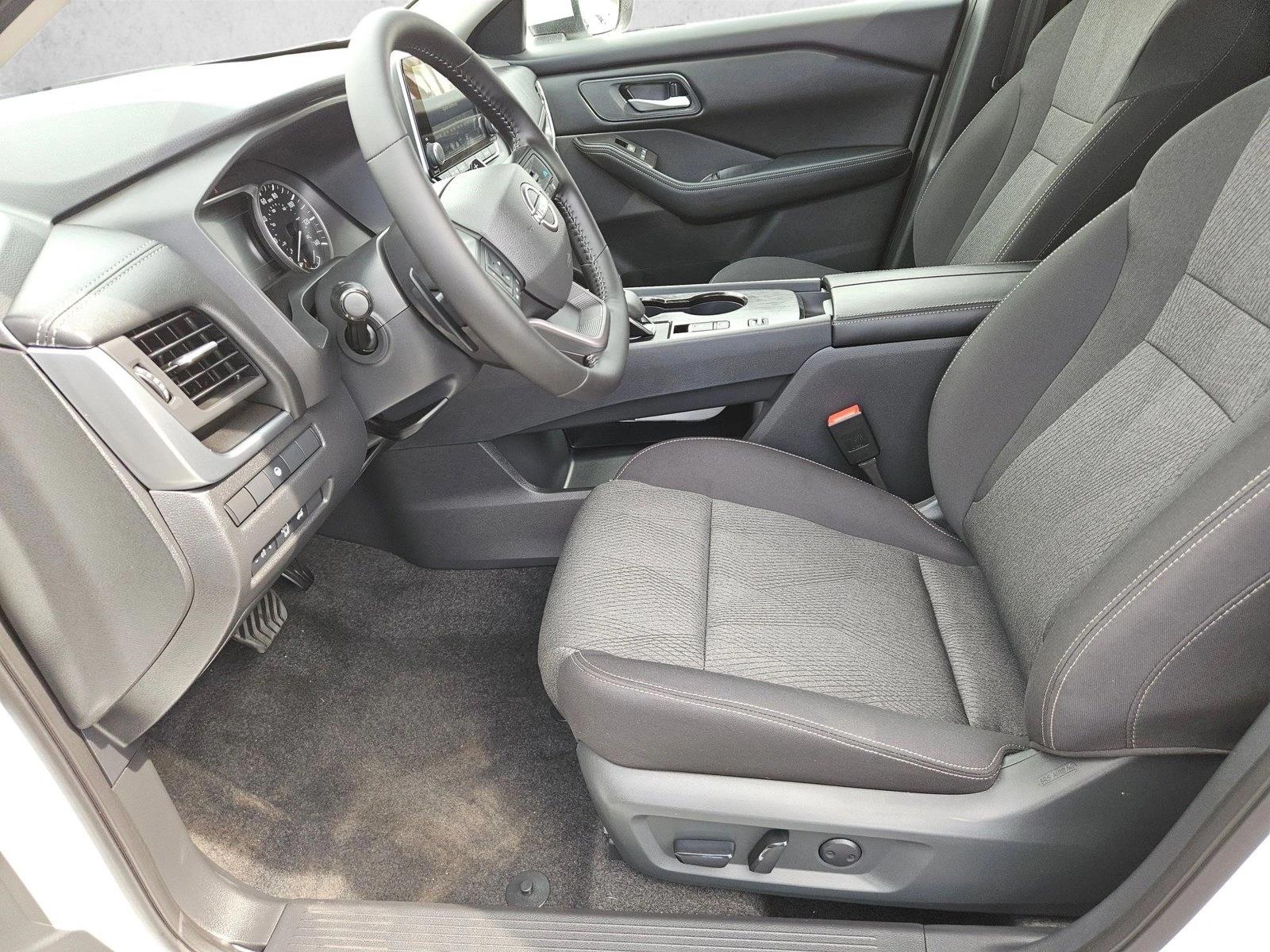 2026 Nissan Rogue SV photo 2