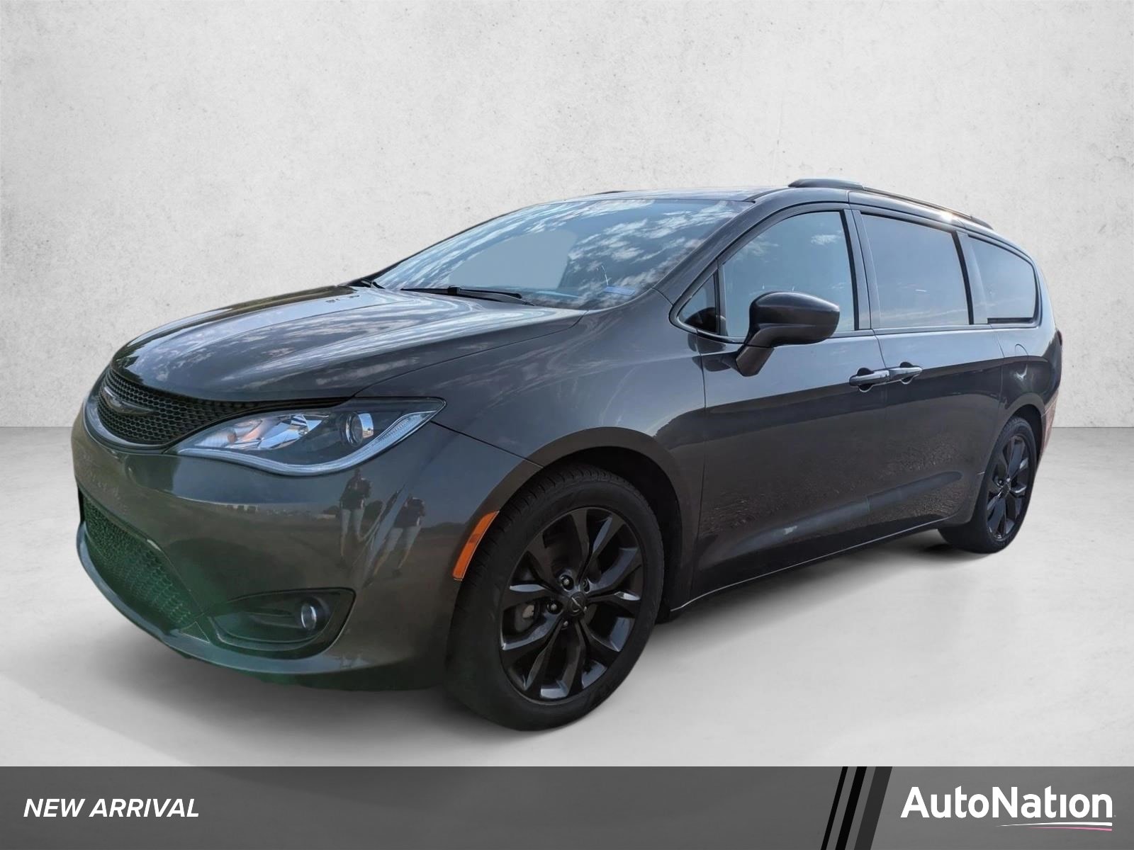 2019 Chrysler Pacifica Touring L's photo