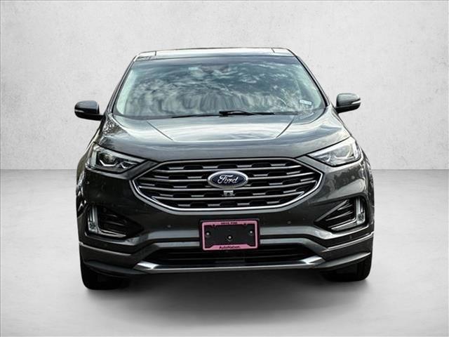 2019 Ford Edge Titanium photo 2