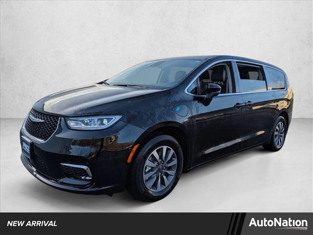 2024 Chrysler Pacifica PHEV Select's photo
