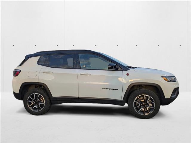 2024 Jeep Compass Trailhawk photo 2