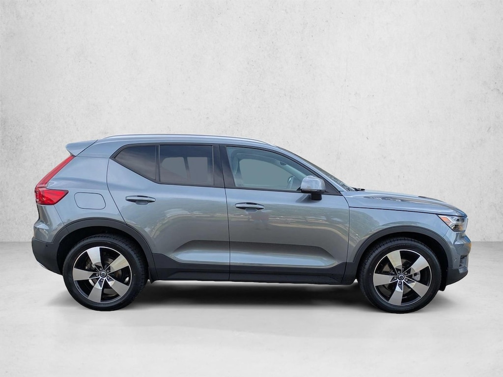 Used 2019 Volvo XC40 Momentum SUV
