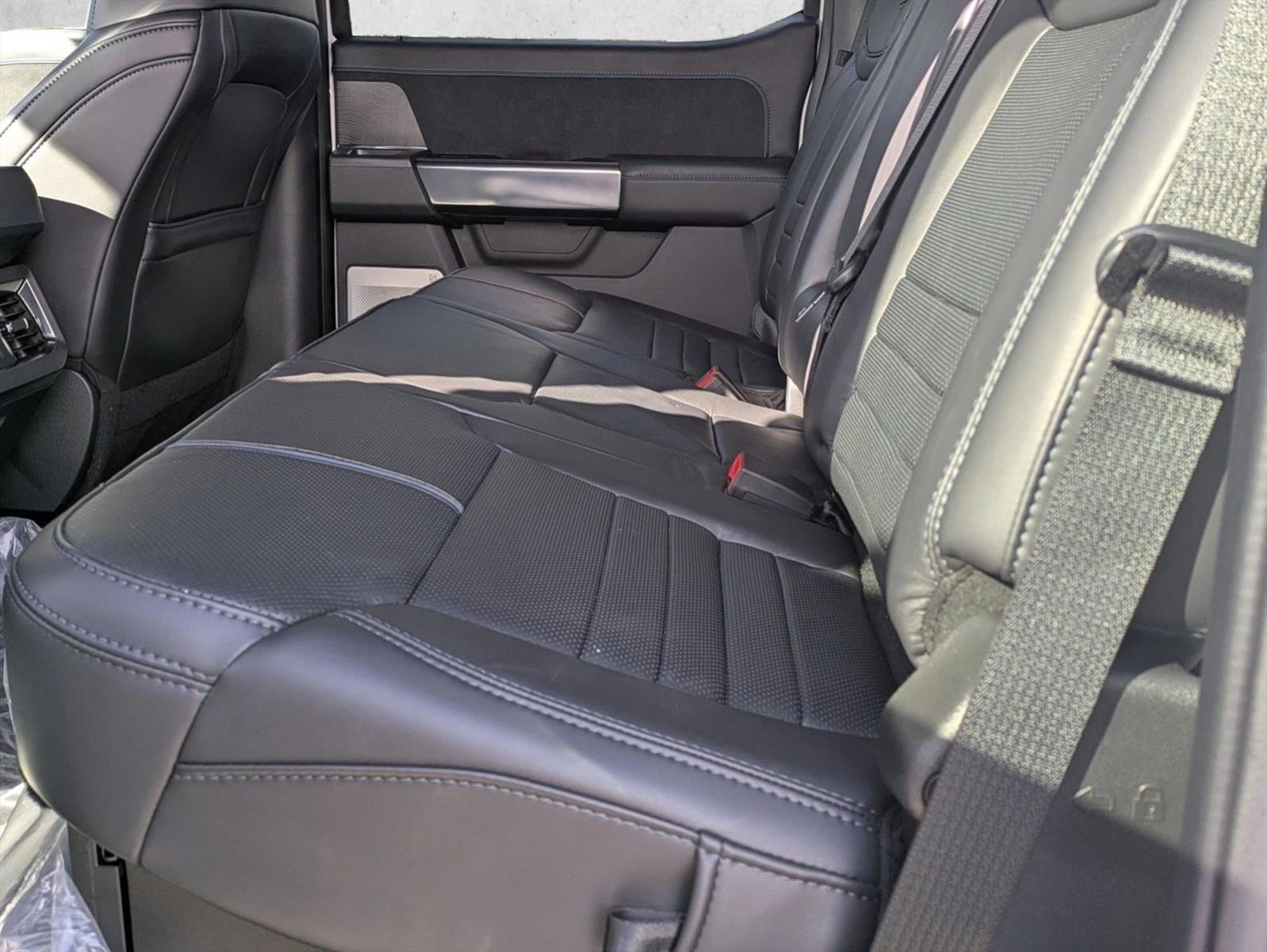 2025 Ford F-250 Super Duty Platinum - Photo 14