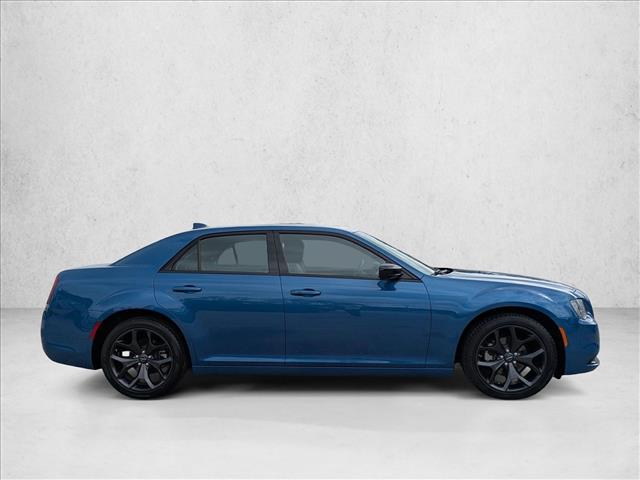 2023 Chrysler 300 Touring photo 4