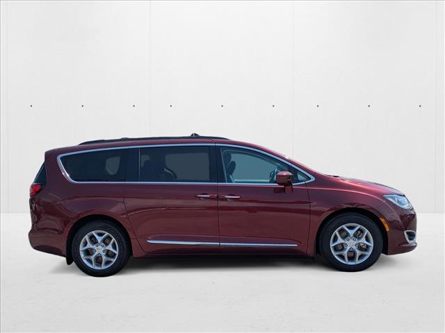 2017 Chrysler Pacifica Touring L photo 4