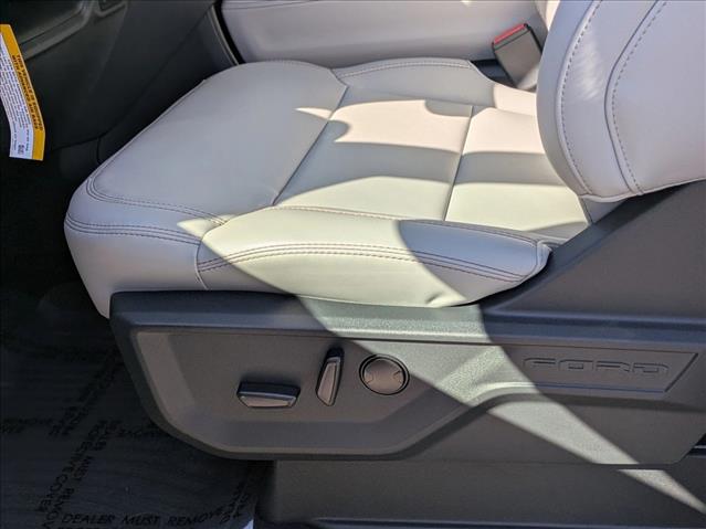 2025 Ford Expedition photo 4