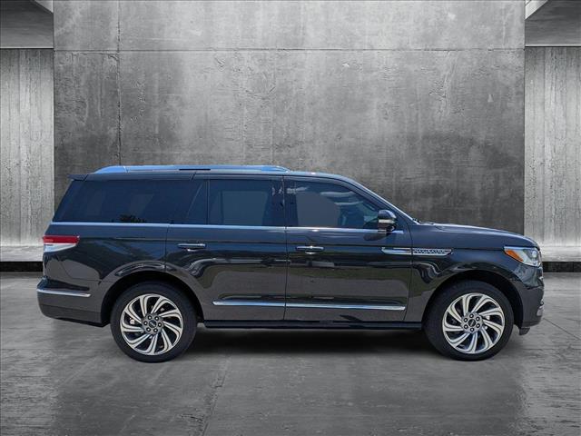 2023 Lincoln Navigator Standard photo 4