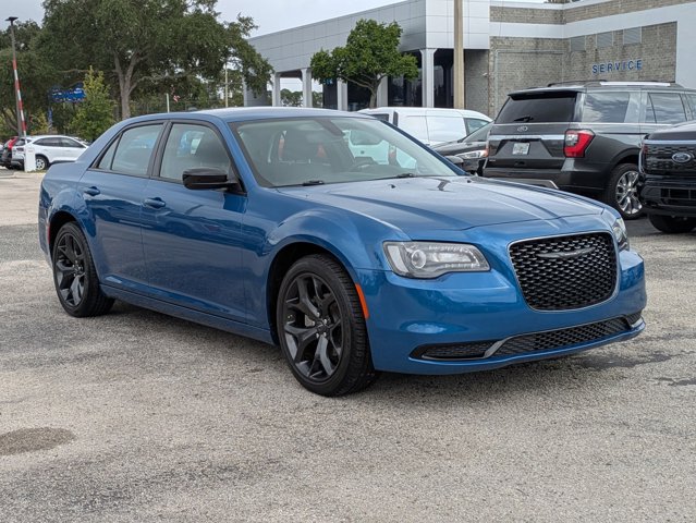 2023 Chrysler 300 Touring photo 3