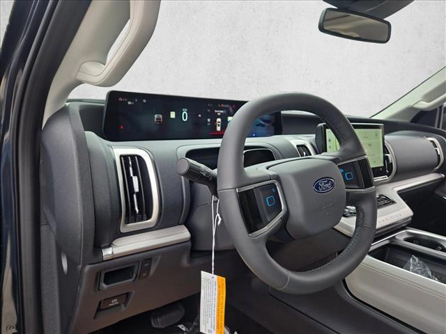 2025 Ford Expedition photo 3