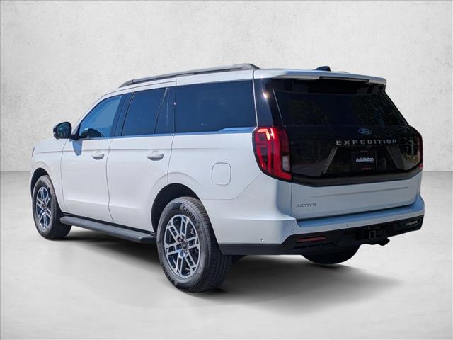 2025 Ford Expedition photo 2
