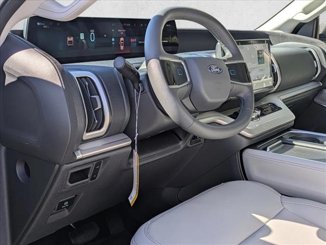 2025 Ford Expedition photo 3