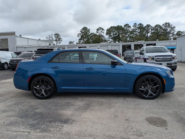 2023 Chrysler 300 Touring photo 4