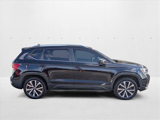 2022 Volkswagen Taos SE photo 2