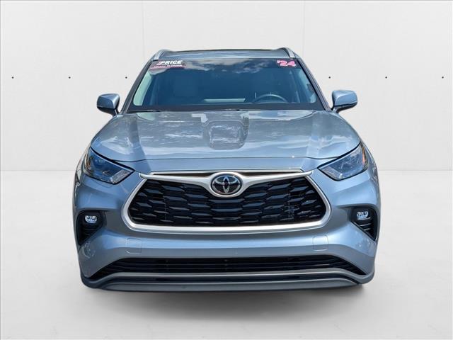 2024 Toyota Highlander XLE photo 2