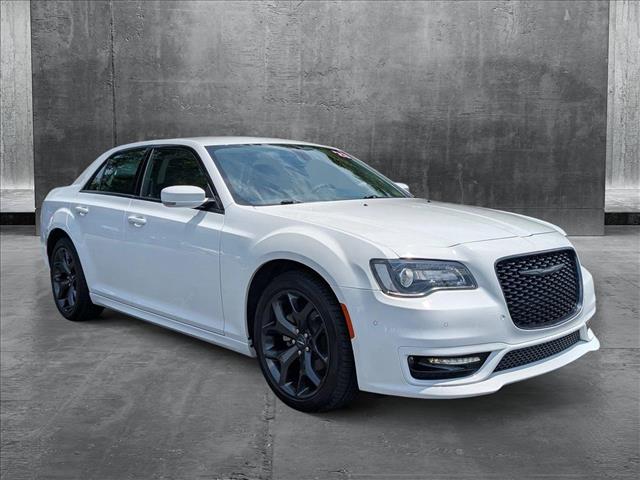 2023 Chrysler 300 Touring L photo 3