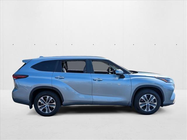 2024 Toyota Highlander XLE photo 2