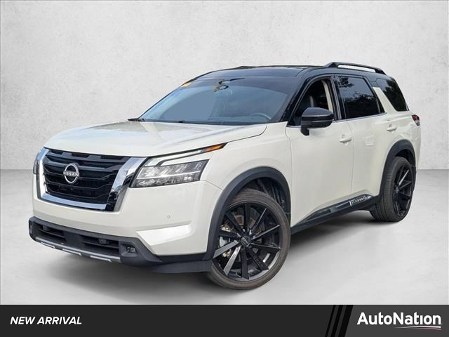 2022 Nissan Pathfinder Platinum's photo