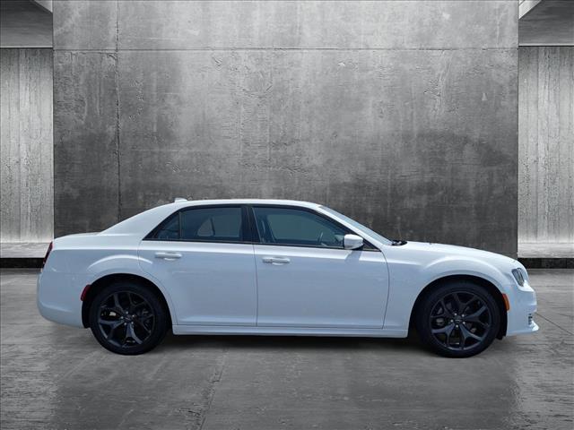 2023 Chrysler 300 Touring L photo 4