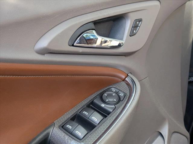 2017 Chevrolet Malibu 1LT photo 2