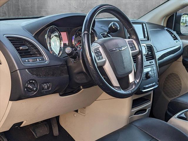 2015 Chrysler Town & Country Touring photo 2