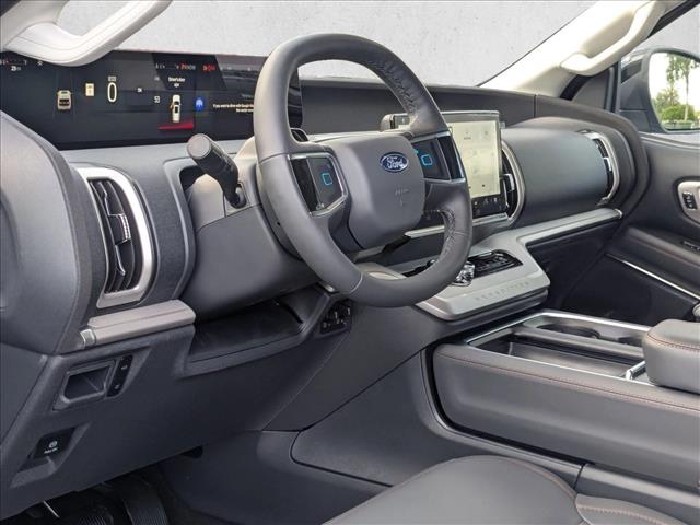 2025 Ford Expedition photo 3