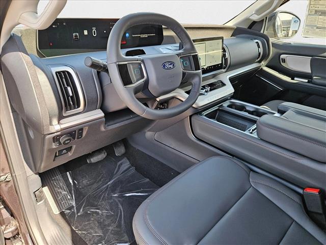 2025 Ford Expedition photo 3
