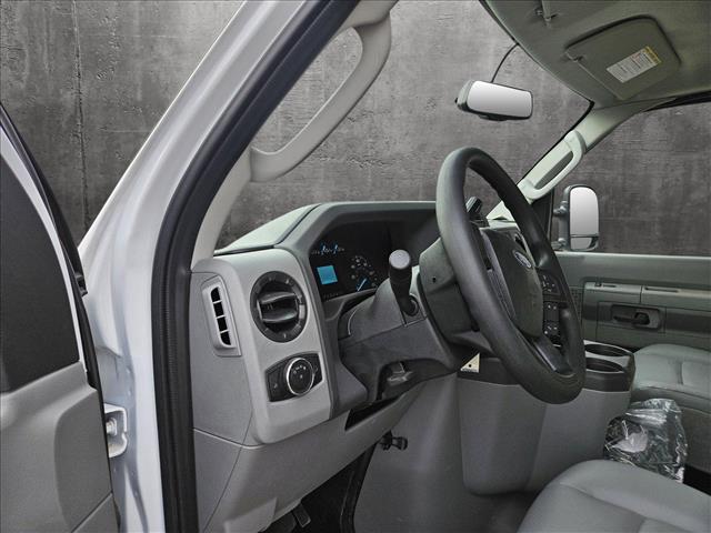 2024 Ford E-450 Cutaway photo 3