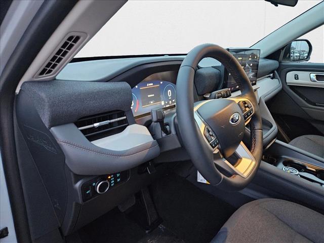 2025 Ford Explorer photo 3
