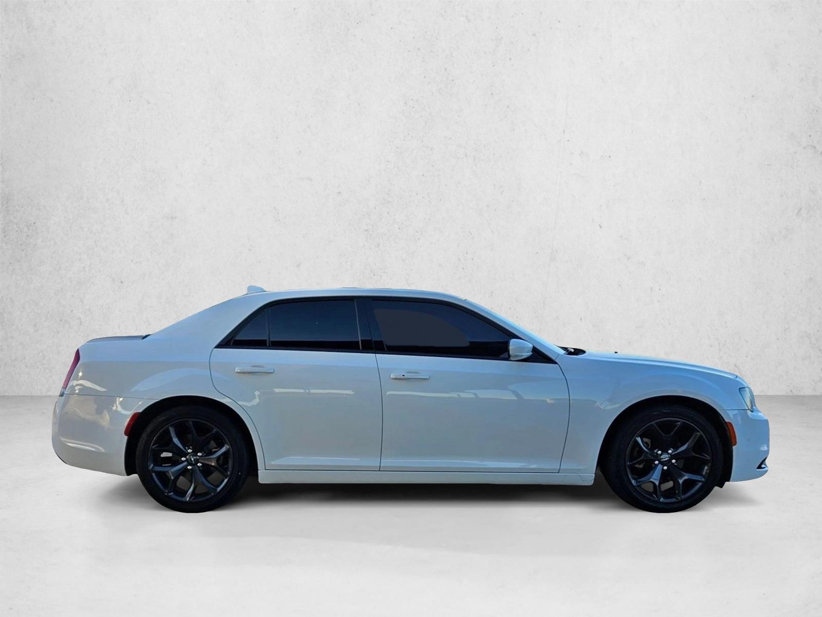 2021 Chrysler 300 photo 4