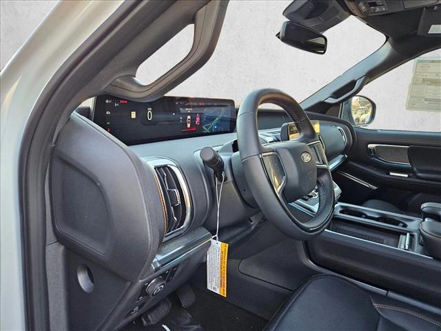 2025 Ford Expedition photo 2