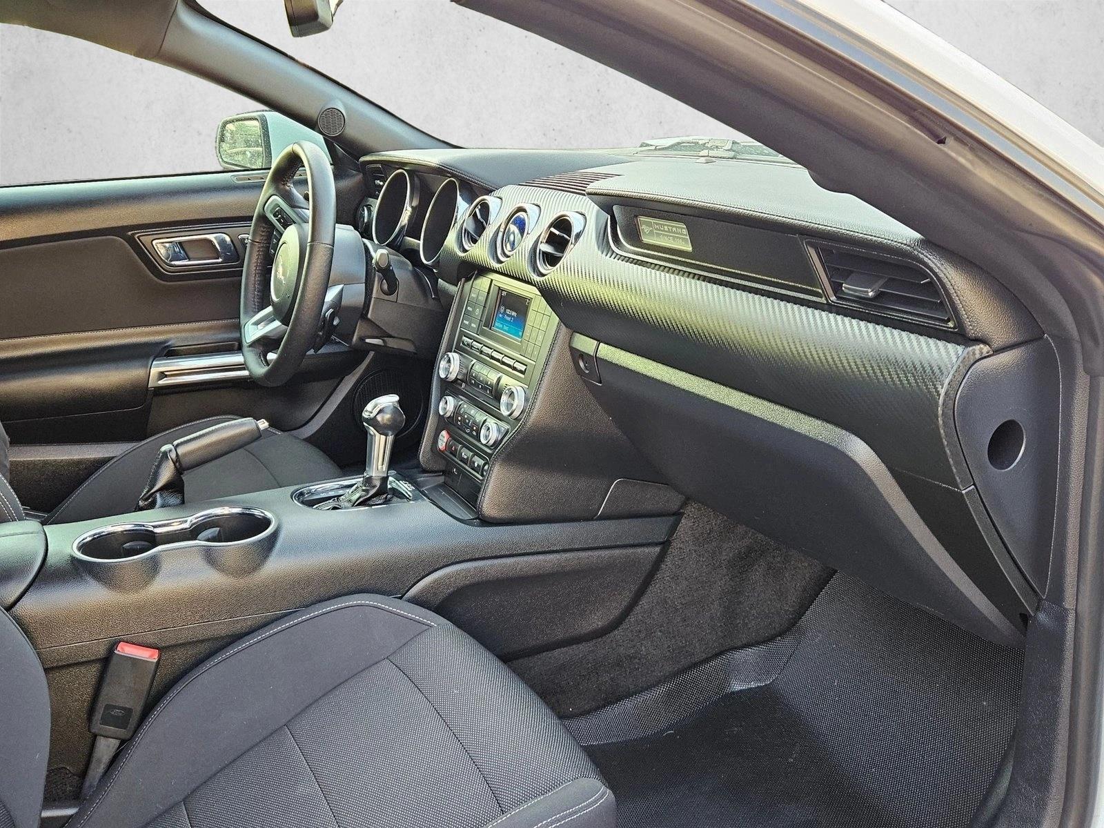 2015 Ford Mustang V6 - Photo 18