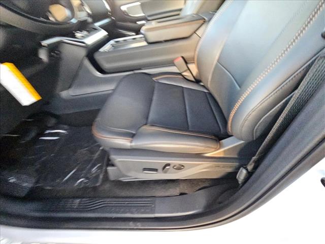 2025 Ford Expedition photo 3