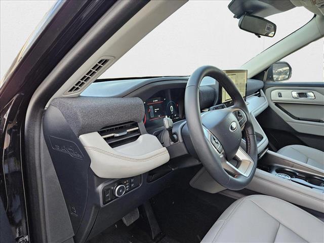 2025 Ford Explorer photo 4
