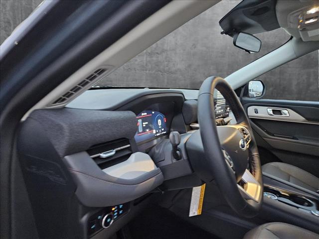 2025 Ford Explorer photo 3