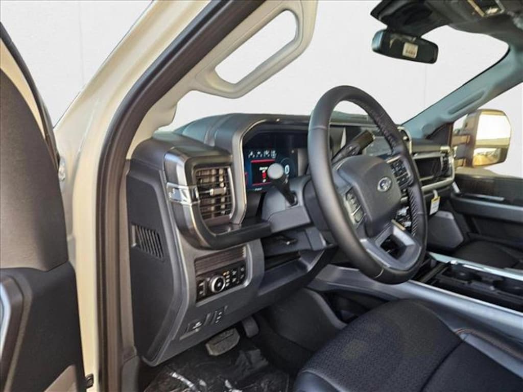 New 2025 Ford F-250 LARIAT Truck Crew Cab