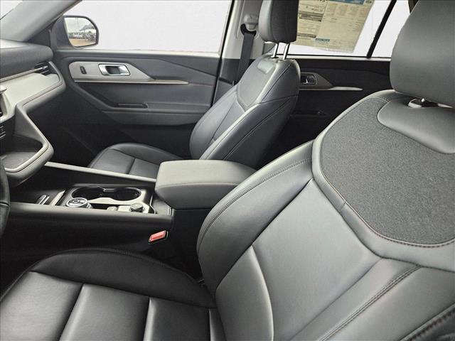 2025 Ford Explorer photo 2