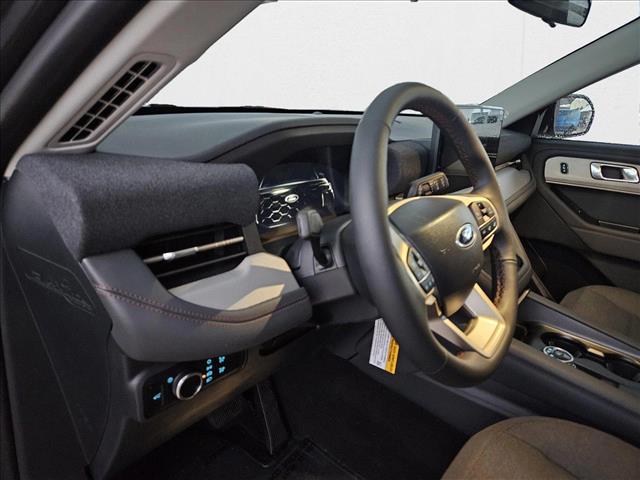 2025 Ford Explorer photo 3