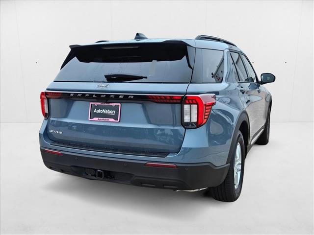 2025 Ford Explorer photo 2