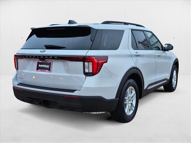 2025 Ford Explorer photo 2