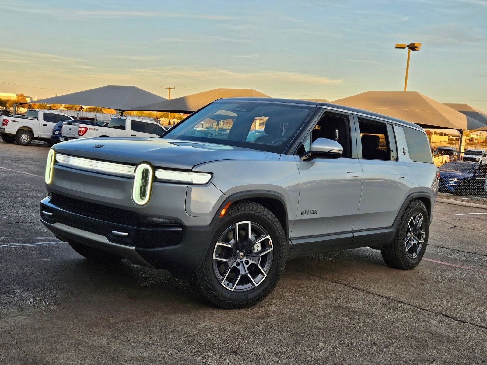 2025 Rivian R1S Adventure's photo