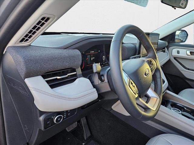 2025 Ford Explorer photo 4