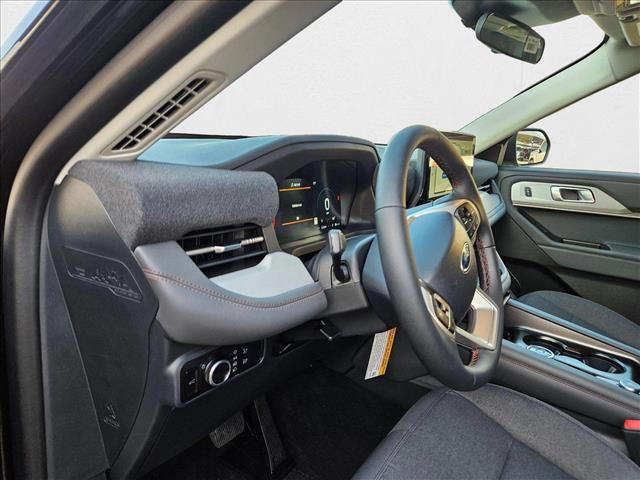 2025 Ford Explorer photo 3