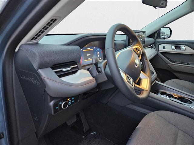 2025 Ford Explorer photo 3