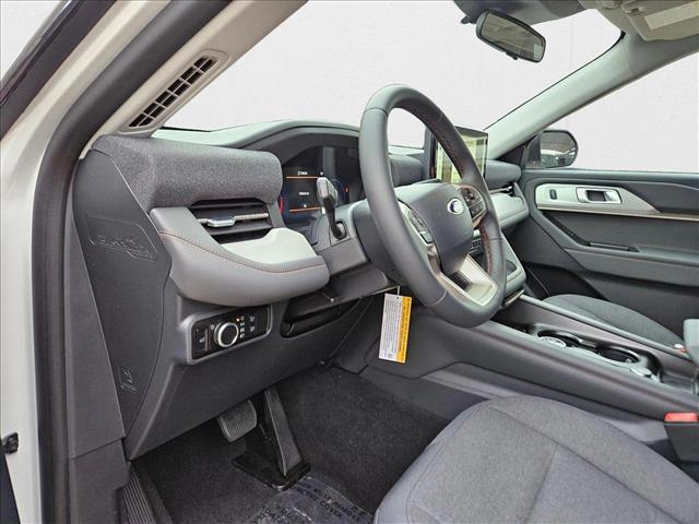 2025 Ford Explorer photo 3