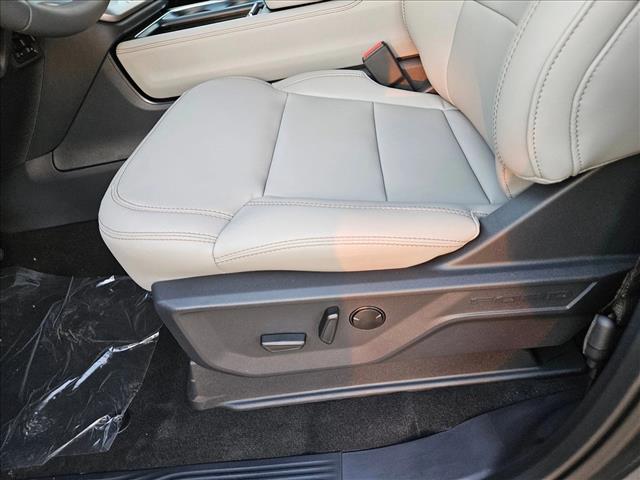 2025 Ford Expedition photo 3