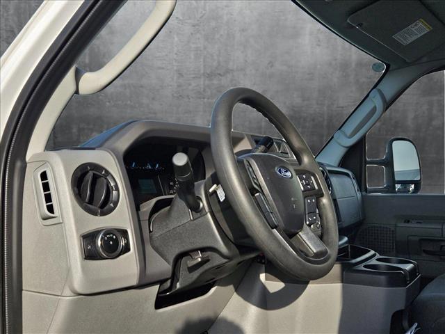 2024 Ford E-450 Cutaway photo 3