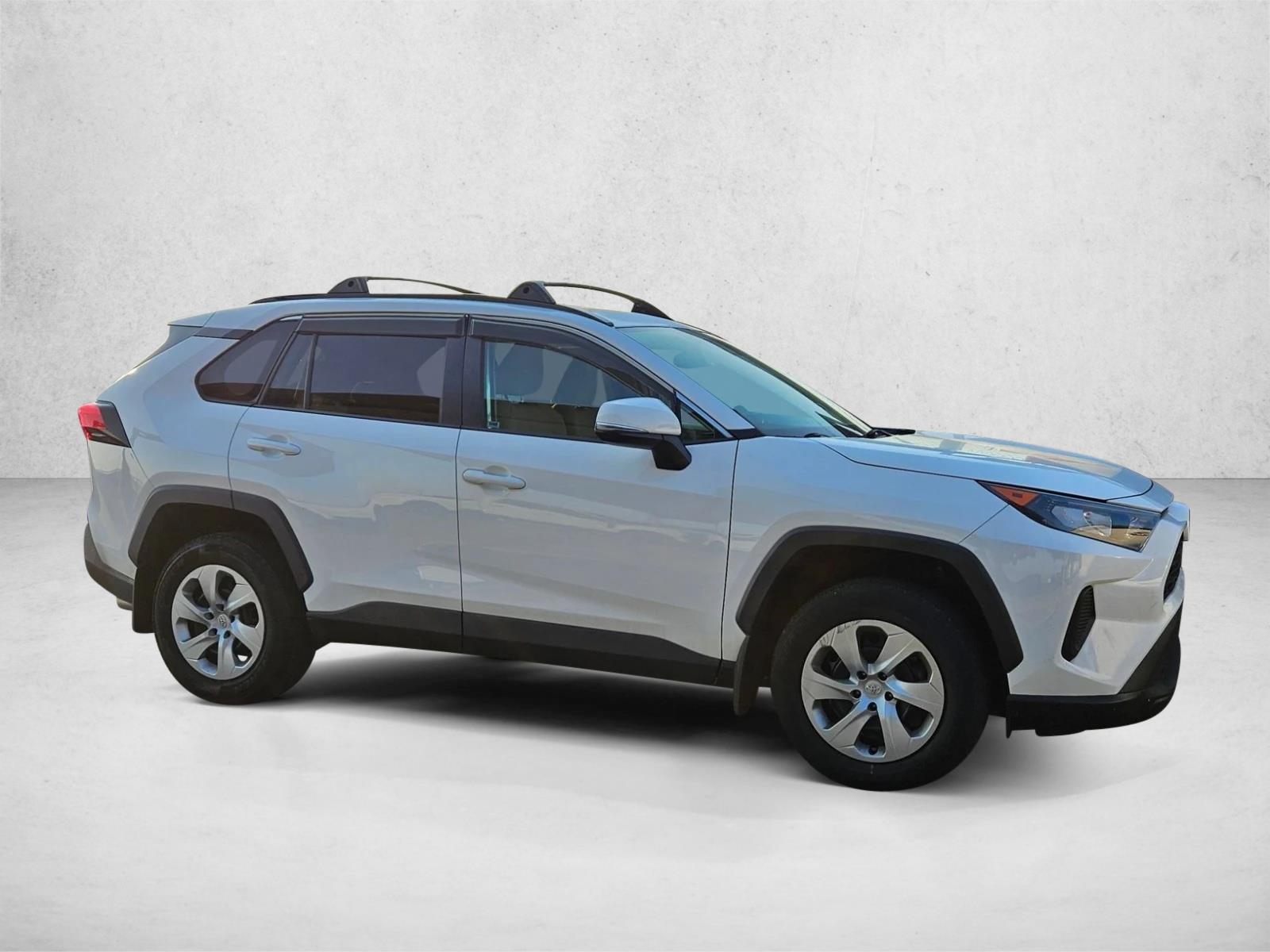 2020 Toyota RAV4 LE photo 2