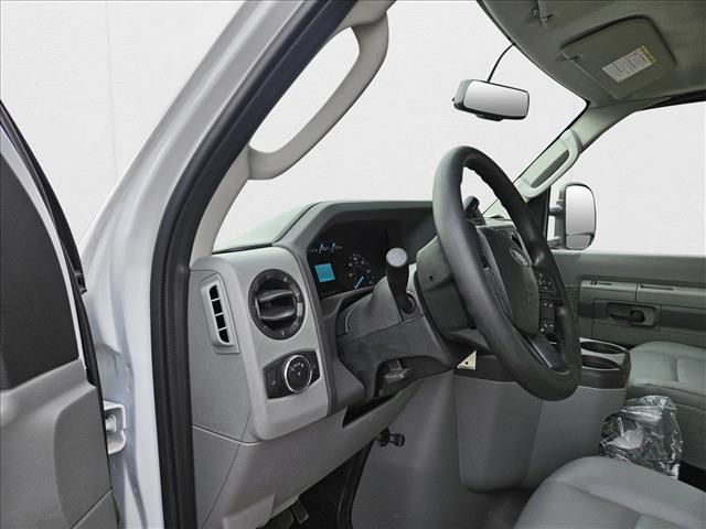 2024 Ford E-450 Cutaway photo 3