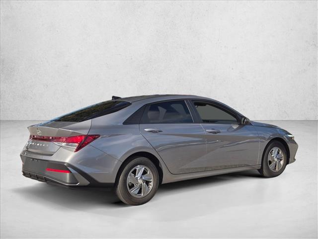 2025 Hyundai Elantra SE photo 4